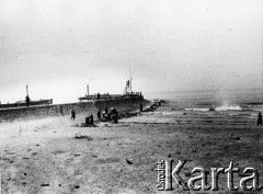 03.1945, Kołobrzeg, Polska.
Falochron przy wejściu do portu.
Fot. Józef Rybicki, zbiory Fundacji Ośrodka KARTA