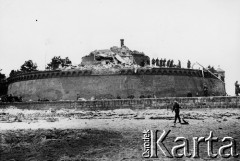03.1945, Kołobrzeg, Polska.
Polscy żołnierze oglądają zniszczony w czasie walk fort, strzegący wejścia do kołobrzeskiego portu. Widok od strony plaży.
Fot. Józef Rybicki, zbiory Fundacji Ośrodka KARTA