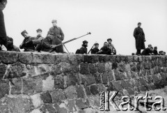 03.1945, Kołobrzeg, Polska.
Polscy żołnierze przy falochronie kołobrzeskiego portu. Jeden z żołnierzy opiera się o rusznicę przeciwpancerną produkcji radzieckiej.
Fot. Józef Rybicki, zbiory Fundacji Ośrodka KARTA