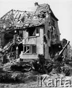 03.1945, Kołobrzeg, Polska.
Kołobrzeg po walce. Zniszczona niemiecka armata na tle zburzonej willi.
Fot. Józef Rybicki, zbiory Fundacji Ośrodka KARTA