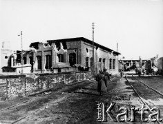18.03.1945, Kołobrzeg, Polska.
Żołnierze polscy oglądają teren parowozowni zdobytej po ciężkich walkach przez 10 pp.
Fot. Józef Rybicki, zbiory Fundacji Ośrodka KARTA