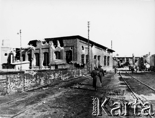 18.03.1945, Kołobrzeg, Polska.
Żołnierze polscy oglądają teren parowozowni zdobytej po ciężkich walkach przez 10 pp.
Fot. Józef Rybicki, zbiory Fundacji Ośrodka KARTA