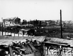 18.03.1945, Kołobrzeg, Polska.
Kołobrzeg po bitwie. Teren ogródków działkowych w okolicy dworca kolejowego i parowozowni, gdzie nacierał 10 pp. W oddali zniszczone w czasie ciężkich walk budynki, w tym tzw. 