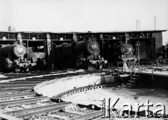 18.03.1945, Kołobrzeg, Polska.
Parowozownia w zdobytym Kołobrzegu. Lokomotywy stojące przy obrotnicy. W pobliżu parowozowni 16 marca 1945 r. zginęła ppor. Emilia Gierczak.
Fot. Józef Rybicki, zbiory Fundacji Ośrodka KARTA