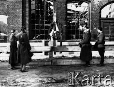 18.03.1945, Kołobrzeg, Polska.
Chor. W. Spodynek (adiutant d-cy 10 pp), NN [kobieta podoficer], płk. Wincenty Potopowicz [d-ca 10 pp, z obandażowaną głową], oraz ppor. Stanisław Karnas [instruktor propagandy] stoją nad bratnią mogiłą poległych na terenie parowozowni żołnierzy 10 pp.
Fot. Józef Rybicki, zbiory Fundacji Ośrodka KARTA