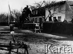 03.1945, Kołobrzeg, Polska.
Ppłk. Grzegorz Zalubowski skacze konno przez przeszkodę na improwizowanym placu treningowym.
Fot. Józef Rybicki, zbiory Fundacji Ośrodka KARTA