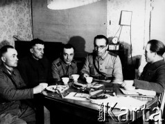 18.03.1945, Altberg k. Kołobrzegu, Polska.
Oficerowie wydziału polityczno-wychowawczego 4 Dywizji Piechoty na kwaterze, od lewej: por. K. Taryna, ppor. Tarkowski, ppor. J. Rykowski i ppor. Mytkowski.
Fot. Józef Rybicki, Stanisława Rybicka, zbiory Fundacji Ośrodka KARTA