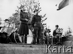 1945, miejsce nieznane, Polska.
Koncert polowy dla żołnierzy 4 Dywizji Piechoty.
Fot. Józef Rybicki, Stanisława Rybicka, zbiory Fundacji Ośrodka KARTA