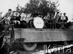 1945, miejsce nieznane, Polska.
Wojskowa orkiestra na rampie samochodu ciężarowego podczas występu.
Fot. Józef Rybicki, Stanisława Rybicka, zbiory Fundacji Ośrodka KARTA