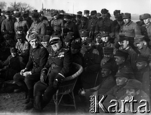 20.03.1945, Charzyno, Polska.
Gen. Bolesław Kieniewicz i ppłk. Józef Urbanowicz w czasie koncertu polowego.
Fot. Józef Rybicki, zbiory Fundacji Ośrodka KARTA