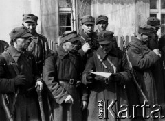 04.1945, miejsce nieznane, Polska.
Grupa polskich żołnierzy.
Fot. Józef Rybicki, zbiory Fundacji Ośrodka KARTA