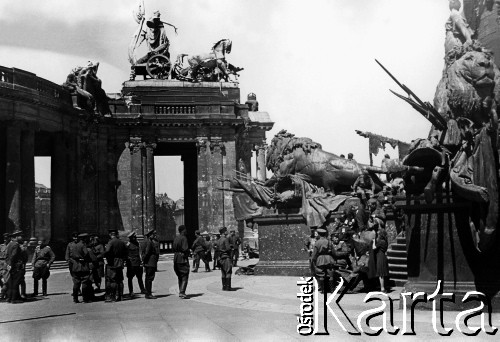 05.1945, Berlin, Niemcy.
Grupa radzieckich żołnierzy i oficerów przed Reichstagiem, w głębi Brama Brandenburska.
Fot. Józef Rybicki, zbiory Fundacji Ośrodka KARTA