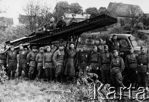 05.1945, miejsce nieznane, Niemcy.
Grupa radzieckich żołnierzy pozuje na tle wyrzutni rakiet 