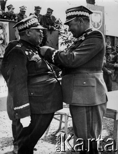 09.05.1945, Berlin (okolice), Niemcy.
Generał Bolesław Kieniewicz w trakcie dekoracji odznaczeniem podczas defilady z okazji zakończenia wojny.
Fot. Józef Rybicki, zbiory Fundacji Ośrodka KARTA