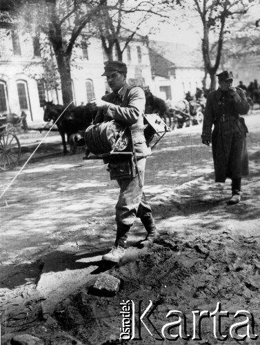 1945, miejsce nieznane, Polska.
Żołnierz-łącznościowiec podczas zwijania kabla telefonicznego.
Fot. Józef Rybicki, zbiory Fundacji Ośrodka KARTA
