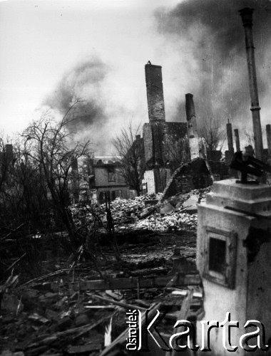 03.1945, Kołobrzeg, Polska.
Kołobrzeg w czasie walk, zdjęcie wykonane na odcinku walk 12 pułku piechoty 4 Dywizji Piechoty.
Fot. Józef Rybicki, zbiory Fundacji Ośrodka KARTA