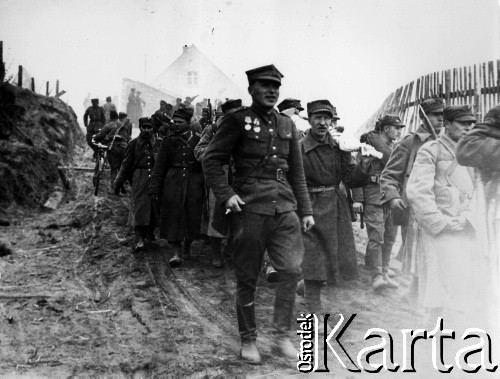 04.1945, miejsce nieznane, Polska.
Oddział Wojska Polskiego schodzi z przyczółka na most na Odrze.
Fot. Józef Rybicki, zbiory Fundacji Ośrodka KARTA