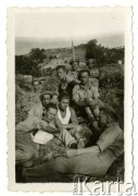 1944-1945, brak miejsca.
Żołnierze 2 Korpusu Polskiego leżą na sianie, jeden z nich czyta gazetę. Na zdjęciu m.in. Eugeniusz Skowalczyński, uczestnik walk pod Monte Cassino.
Fot. NN, zbiory Ośrodka KARTA, udostępniła Teresa Pawłowska
