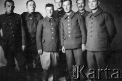 1940, Metz, III Rzesza Niemiecka.
Polscy żołnierze, więźniowie obozu jenieckiego, drugi od prawej stoi Marceli Ślaski.
Fot. NN, zbiory Ośrodka KARTA, zdjęcia z kolekcji Marcelego Ślaskiego udostępniła Barbara Gleb