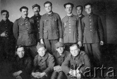1941, Metz, III Rzesza Niemiecka.
Polscy żołnierze, więźniowie obozu jenieckiego, drugi od lewej stoi Marceli Ślaski.
Fot. R. Gottwald, Koblencja; zbiory Ośrodka KARTA, zdjęcia z kolekcji Marcelego Ślaskiego udostępniła Barbara Gleb