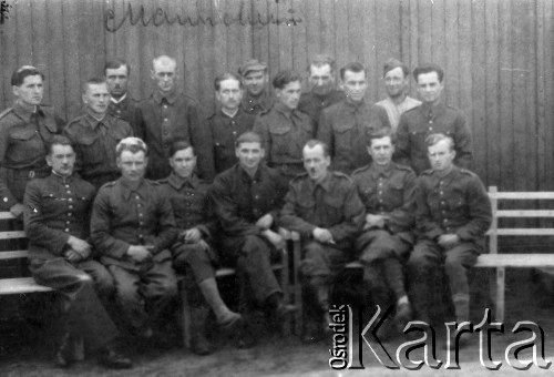 1942, Mannheim, III Rzesza Niemiecka.
Polscy żołnierze, więźniowie obozu jenieckiego, drugi od prawej siedzi Marceli Ślaski.
Fot. R. Gottwald, Koblencja; zbiory Ośrodka KARTA, zdjęcia z kolekcji Marcelego Ślaskiego udostępniła Barbara Gleb

