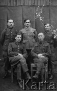 1942, Mannheim, III Rzesza Niemiecka.
Polscy żołnierze, więźniowie obozu jenieckiego, z lewej siedzi Marceli Ślaski.
Fot. R. Gottwald, Koblencja; zbiory Ośrodka KARTA, zdjęcia z kolekcji Marcelego Ślaskiego udostępniła Barbara Gleb

