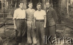 1942, Bergcaben (?), III Rzesza Niemiecka.
Linia Zygfryda, polscy żołnierze, więźniowie obozu jenieckiego, drugi od lewej stoi Marceli Ślaski.
Fot. R. Gottwald, Koblencja; zbiory Ośrodka KARTA, zdjęcia z kolekcji Marcelego Ślaskiego udostępniła Barbara Gleb

