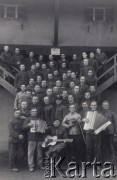 1940, Poltch, III Rzesza Niemiecka.
Polscy żołnierze, więźniowie obozu jenieckiego, trzeci od prawej (za harmonistą) stoi Marceli Ślaski.
Fot. NN, zbiory Ośrodka KARTA, zdjęcia z kolekcji Marcelego Ślaskiego udostępniła Barbara Gleb