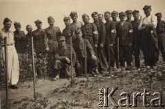 1942, Mannheim, III Rzesza Niemiecka.
Polscy żołnierze, więźniowie obozu jenieckiego.
Fot. R. Gottwald, Koblencja; zbiory Ośrodka KARTA, zdjęcia z kolekcji Marcelego Ślaskiego udostępniła Barbara Gleb

