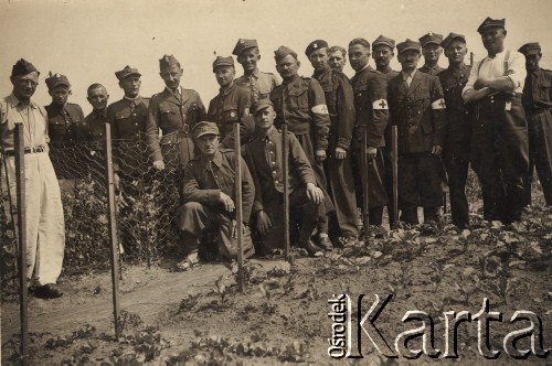 1942, Mannheim, III Rzesza Niemiecka.
Polscy żołnierze, więźniowie obozu jenieckiego.
Fot. R. Gottwald, Koblencja; zbiory Ośrodka KARTA, zdjęcia z kolekcji Marcelego Ślaskiego udostępniła Barbara Gleb

