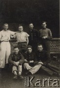 1943, Essen, III Rzesza Niemiecka.
Linia Zygfryda, polscy żołnierze, więźniowie obozu jenieckiego, z lewej siedzi Marceli Ślaski.
Fot. R. Gottwald, Koblencja; zbiory Ośrodka KARTA, zdjęcia z kolekcji Marcelego Ślaskiego udostępniła Barbara Gleb