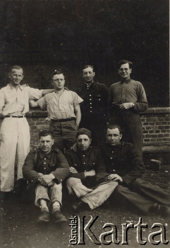 1943, Essen, III Rzesza Niemiecka.
Linia Zygfryda, polscy żołnierze, więźniowie obozu jenieckiego, z lewej siedzi Marceli Ślaski.
Fot. R. Gottwald, Koblencja; zbiory Ośrodka KARTA, zdjęcia z kolekcji Marcelego Ślaskiego udostępniła Barbara Gleb