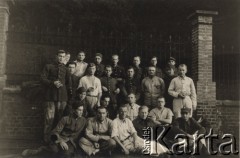 1943, Essen, III Rzesza Niemiecka.
Polscy żołnierze, więźniowie obozu jenieckiego.
Fot. R. Gottwald, Koblencja; zbiory Ośrodka KARTA, zdjęcia z kolekcji Marcelego Ślaskiego udostępniła Barbara Gleb