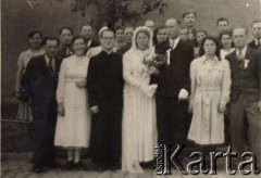 1945, Fulda, III Rzesza Niemiecka.
Ślub Polaków zwolnionych z niemieckich obozów, na zdjęciu wśród gości m.in. Marceli Ślaski, z lewej obok młodej pary stoi katolicki ksiądz.
Fot. NN, zbiory Ośrodka KARTA, zdjęcia z kolekcji Marcelego Ślaskiego udostępniła Barbara Gleb

