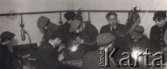 Lata 40.-50., Warszawa, Polska.
Kolejowe warsztaty elektrotechniczne, spawarki.
Fot. NN, zbiory Ośrodka KARTA, zdjęcia z kolekcji Marcelego Ślaskiego udostępniła Barbara Gleb
