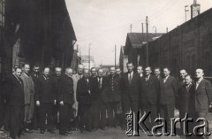 lata 40-50-te,Warszawa, Polska.
Przed biurem kolejowych warsztatów elektrotechnicznych, piąty od prawej stoi Marceli Ślaski.
Fot. NN, zbiory Ośrodka KARTA, zdjęcia z kolekcji Marcelego Ślaskiego udostępniła Barbara Gleb

