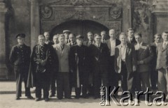 Lata 40.-50., Gdańsk, Polska.
Pracownicy warszawskich kolei na wycieczce w Gdańsku, w pierwszym rzędzie trzeci od lewej stoi Marceli Ślaski.
Fot. NN, zbiory Ośrodka KARTA, zdjęcia z kolekcji Marcelego Ślaskiego udostępniła Barbara Gleb
