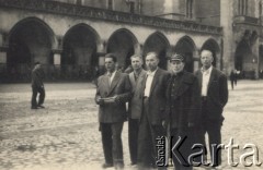 Lata 50., Kraków, Polska.
Sukiennice, pracownicy warszawskich kolei na wycieczce, drugi od lewej stoi Marceli Ślaski.
Fot. NN, zbiory Ośrodka KARTA, zdjęcia z kolekcji Marcelego Ślaskiego udostępniła Barbara Gleb