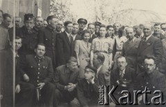 Lata 40.-50., Polska.
Pracownicy warszawskich kolei wraz z rodzinami na wycieczce, na dole trzeci od lewej Marceli Ślaski.
Fot. NN, zbiory Ośrodka KARTA, udostępniła Barbara Gleb.
