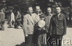 Lata 40.-50., Polska.
Pracownicy warszawskich kolei wraz z rodzinami na wycieczce, drugi od prawej stoi Marceli Ślaski.
Fot. NN, zbiory Ośrodka KARTA, zdjęcia z kolekcji Marcelego Ślaskiego udostępniła Barbara Gleb