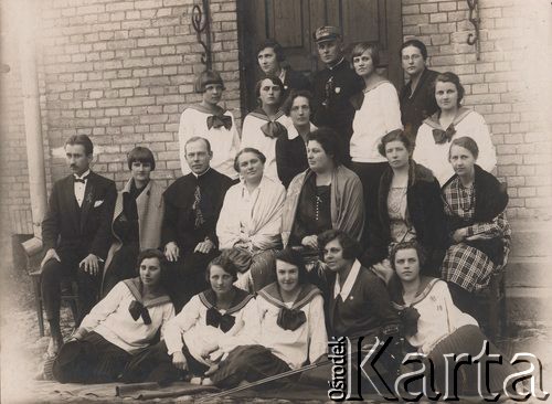 Lata 20., Wołkowysk, woj. białostockie, Polska.
Grono pedagogiczne i uczniowie Seminarium Nauczycielskiego, kobieta siedząca w pierwszym rzędzie trzyma aparat fotograficzny na złożonym statywie.
Fot. J. Jezerski (Wołkowysk, Szeroka 53a), zbiory Ośrodka KARTA, udostępniła Janina Bojarska
   
