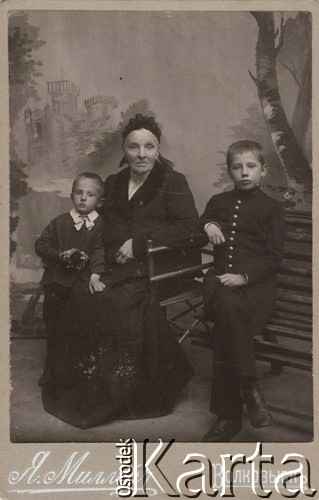 1903, Wołkowysk, Cesarstwo Rosyjskie.
Pani Marcinkiewiczowa z wnukami Janem i Julianem Machwitzami.
Fot. J.Miller, zbiory Ośrodka KARTA, udostępniła Janina Bojarska
   
