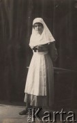 Lato 1917, Achtyrka, Charkowska gubernia, Ukraina, Rosja. 
Portret młodej kobiety - siostry miłosierdzia.
Fot. NN, zbiory Ośrodka KARTA, udostępniła Janina Bojarska
   

