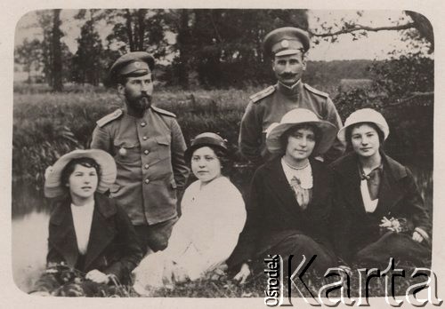 Przed 1914, Wołkowysk, Cesarstwo Rosyjskie.
Żołnierze armii rosyjskiej i młode kobiety, od lewej siedzą: Jakubowska, Mackiewiczówna, Ludwika Życińska, Jakubowska.
Fot. NN, zbiory Ośrodka KARTA, udostępniła Janina Bojarska
   
