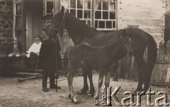 Lato 1917, Achtyrka, Charkowska gubernia, Ukraina, Rosja.
Mężczyzna w rosyjskim mundurze z kobyłką i źrebakiem.
Fot. NN, zbiory Ośrodka KARTA, udostępniła Janina Bojarska
   
