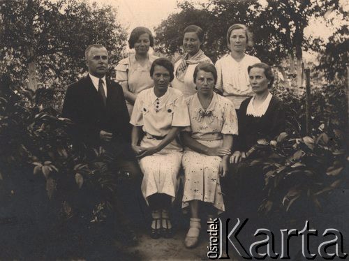 18.07.1936, Wilno, Polska.
Grupa osób w ogrodzie.
Fot. NN, zbiory Ośrodka KARTA, udostępniła Janina Bojarska
   
