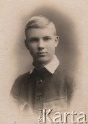 1920-1939, Wołkowysk, woj. białostockie, Polska.
 Portret chłopca w gimnazjalnym mundurku.
Fot. NN, zbiory Ośrodka KARTA, udostępniła Janina Bojarska
   
