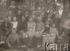 1920-1939, Wołkowysk, woj. białostockie, Polska.
 Grupa uczniów wraz z nauczycielami w plenerze.
Fot. NN, zbiory Ośrodka KARTA, udostępniła Janina Bojarska
   
