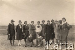 Lata 20., Wołkowysk, woj. białostockie, Polska.
 Drużyna harcerska żeńskiego gimnazjum.
Fot. NN, zbiory Ośrodka KARTA, udostępniła Janina Bojarska
   
