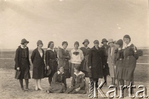 Lata 20., Wołkowysk, woj. białostockie, Polska.
 Drużyna harcerska żeńskiego gimnazjum.
Fot. NN, zbiory Ośrodka KARTA, udostępniła Janina Bojarska
   
